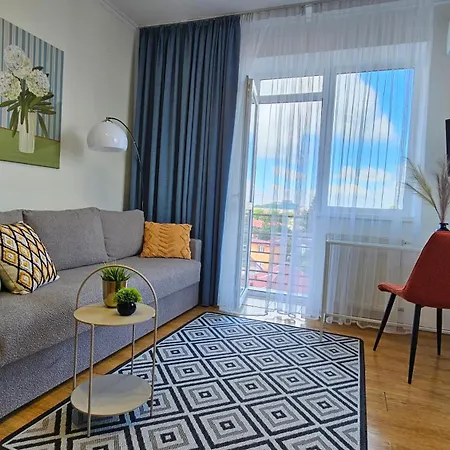 з прекрасним панорамним видом на замок та гори Apartman Munkács