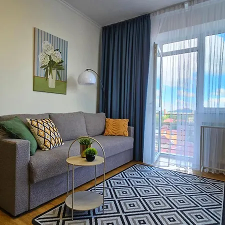 з прекрасним панорамним видом на замок та гори