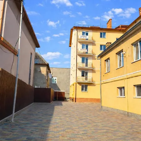 з прекрасним панорамним видом на замок та гори Apartman Munkács