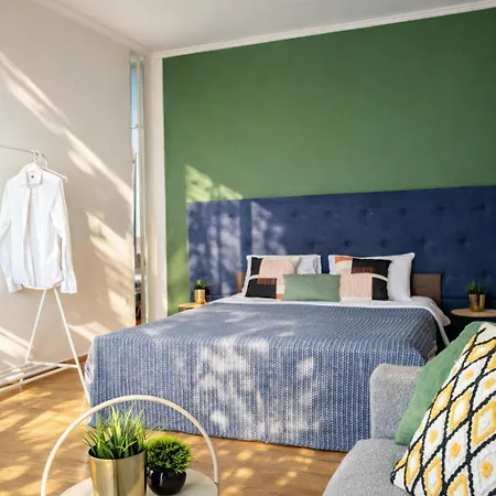 з прекрасним панорамним видом на замок та гори * Munkács