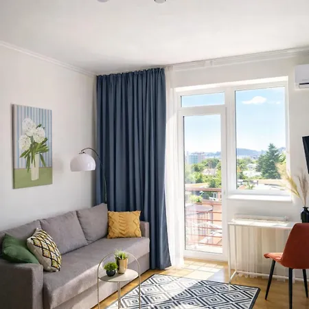 Apartman з прекрасним панорамним видом на замок та гори *