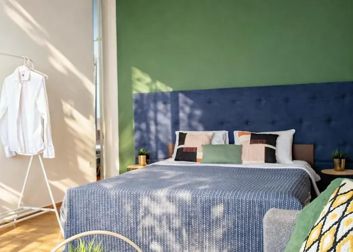 з прекрасним панорамним видом на замок та гори * Munkács