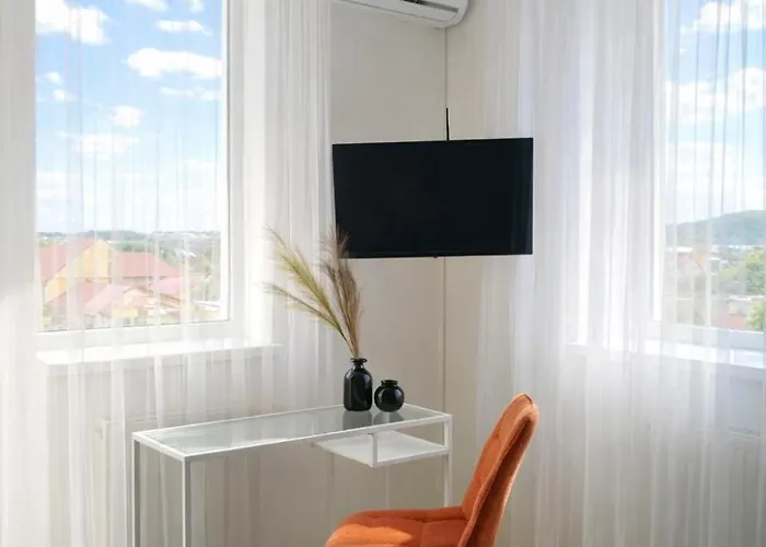 з прекрасним панорамним видом на замок та гори *